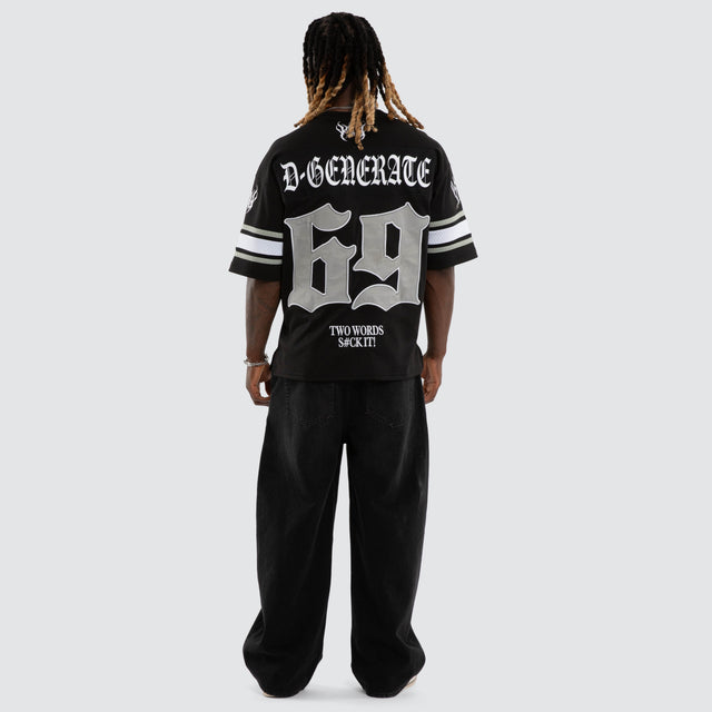 Model wears DX Mesh V-Neck Jersey Jet Black Jerseys Black – image 5