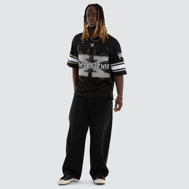 Model wears DX Mesh V-Neck Jersey Jet Black Jerseys Black – image 2