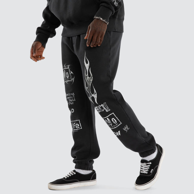 Model wears NWO 4 Life Straight Trackpant Pigment Anthracite Black Trackpants Black – image 7