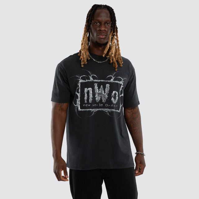 Model wears NWO 4 Life Box Fit Tee Pigment Anthracite Black T-Shirts Black – image 4