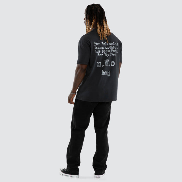 Model wears NWO 4 Life Box Fit Tee Pigment Anthracite Black T-Shirts Black – image 3