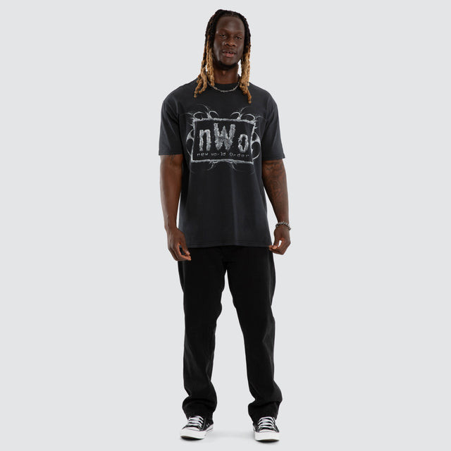Model wears NWO 4 Life Box Fit Tee Pigment Anthracite Black T-Shirts Black – image 2