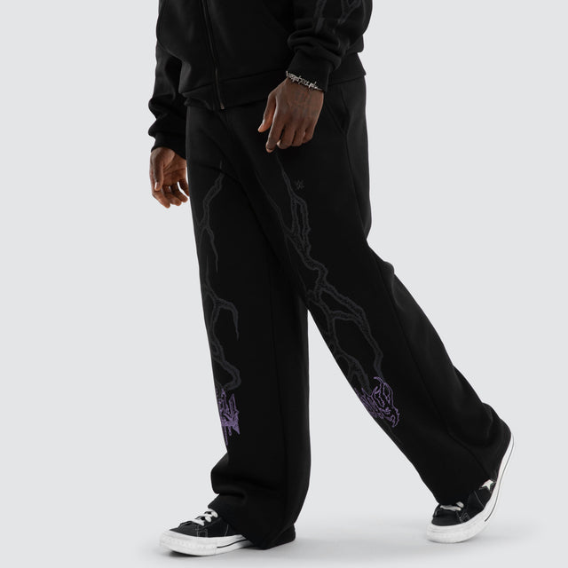 Model wears Rhea Ripley Chaos Razor Trackpant Anthracite Black Trackpants Black – image 7