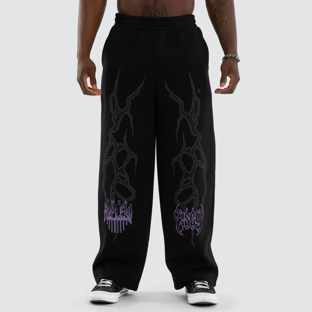Model wears Rhea Ripley Chaos Razor Trackpant Anthracite Black Trackpants Black – image 4