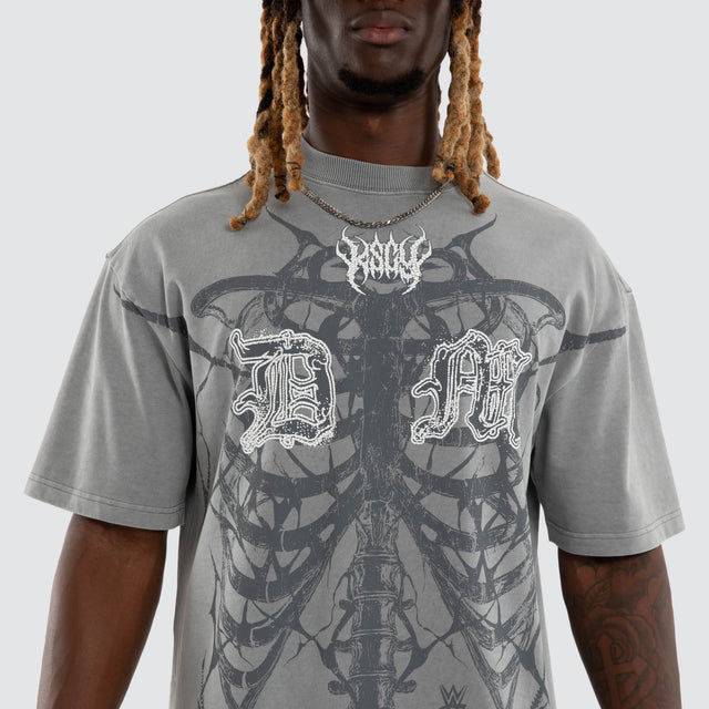 Model wears Dom Mysterio Street Tee Pigment Ultimate Grey T-Shirts Grey – image 6