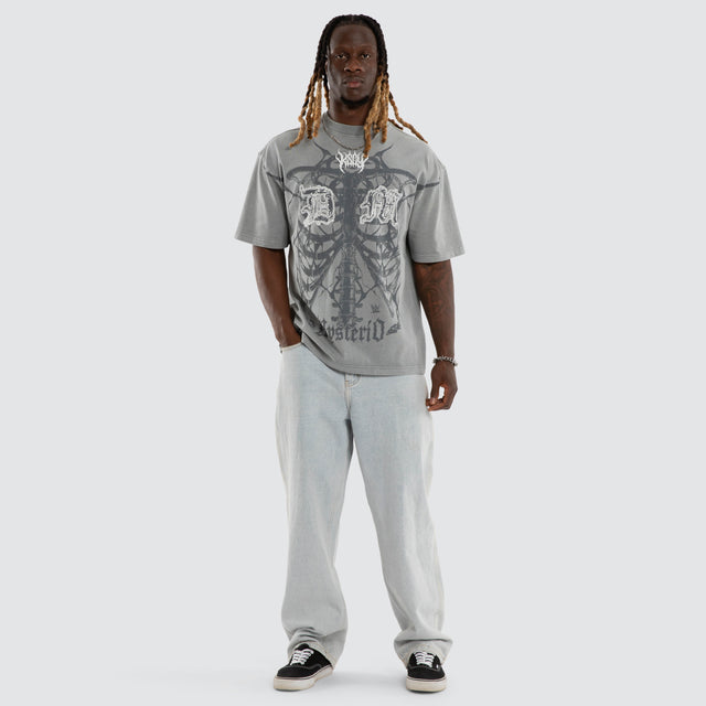 Model wears Dom Mysterio Street Tee Pigment Ultimate Grey T-Shirts Grey – image 2