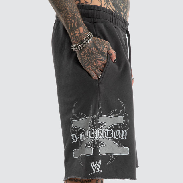 Model wears D-Generation X LB Trackshort Pigment Black Trackshorts Black – image 7