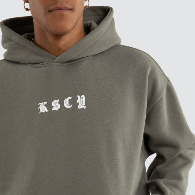 Model wears Marked Oversize Hoodie Basil Hoodies Green – image 4