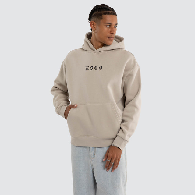 Model wears Marked Oversize Hoodie Dove Hoodies Grey – image 3