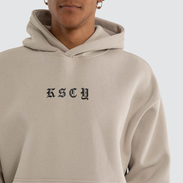 Model wears Marked Oversize Hoodie Dove Hoodies Grey – image 4