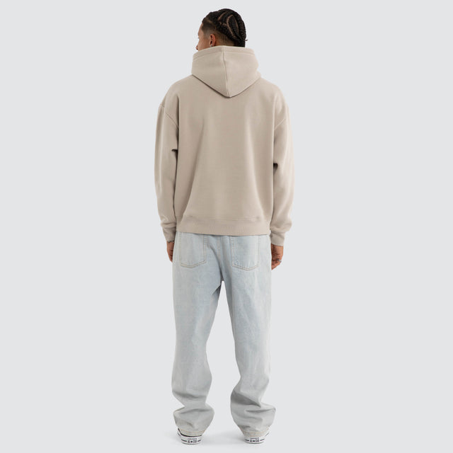 Model wears Marked Oversize Hoodie Dove Hoodies Grey – image 2