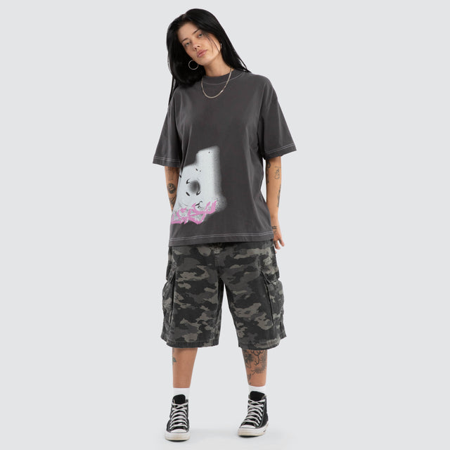 Model wears Spray Path Street Tee Asphalt T-Shirts Grey – image 5