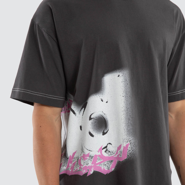 Model wears Spray Path Street Tee Asphalt T-Shirts Grey – image 4