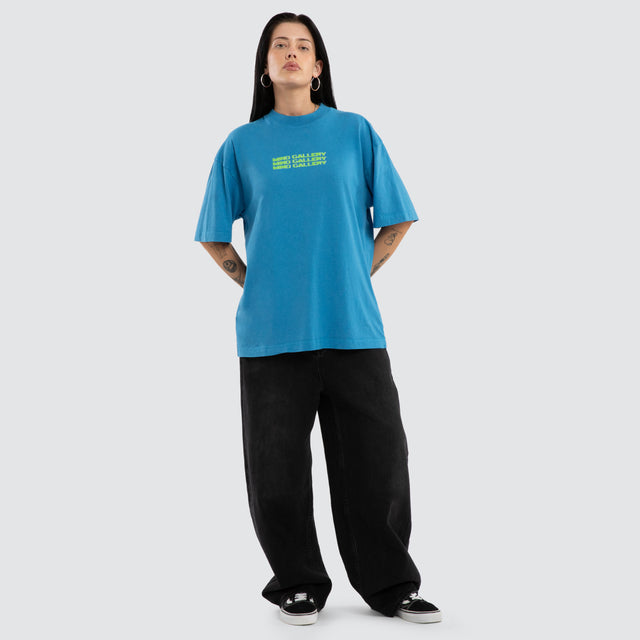 Model wears Gallery Drop Street Tee Bold Blue T-Shirts Blue – image 4