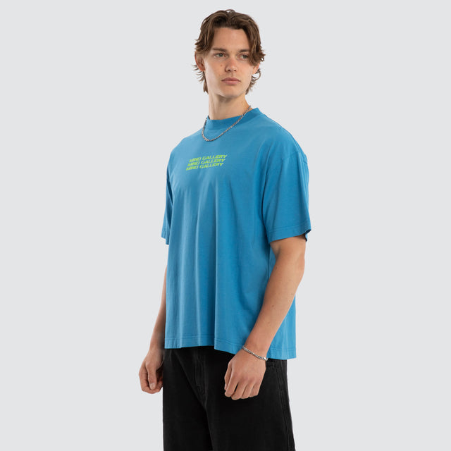 Model wears Gallery Drop Street Tee Bold Blue T-Shirts Blue – image 5