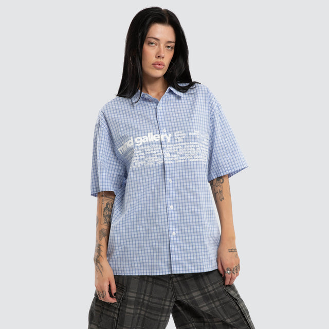 Model wears Gridline SS Button Shirt Blue Check Shirts Blue – image 6