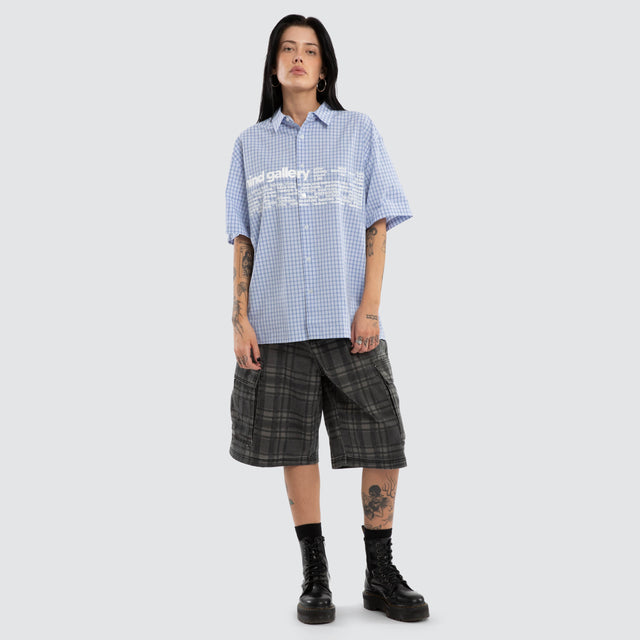 Model wears Gridline SS Button Shirt Blue Check Shirts Blue – image 4