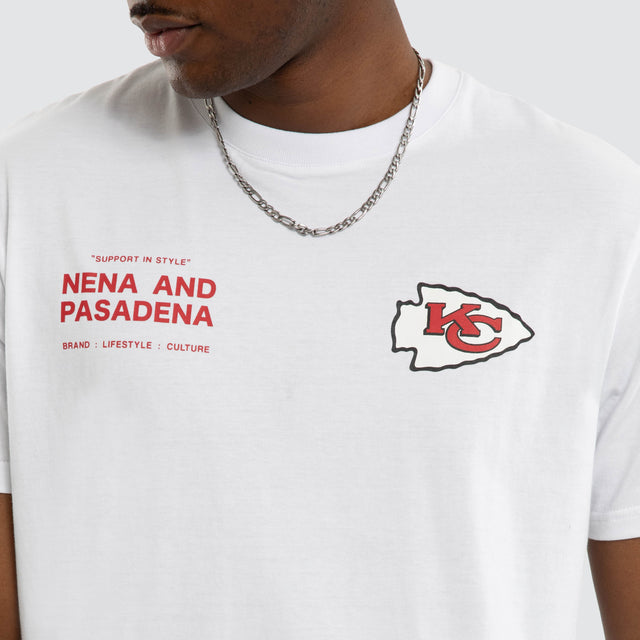 Model wears Kansas City Chiefs NFL Vertical Tee Optical White T-Shirts White – image 4