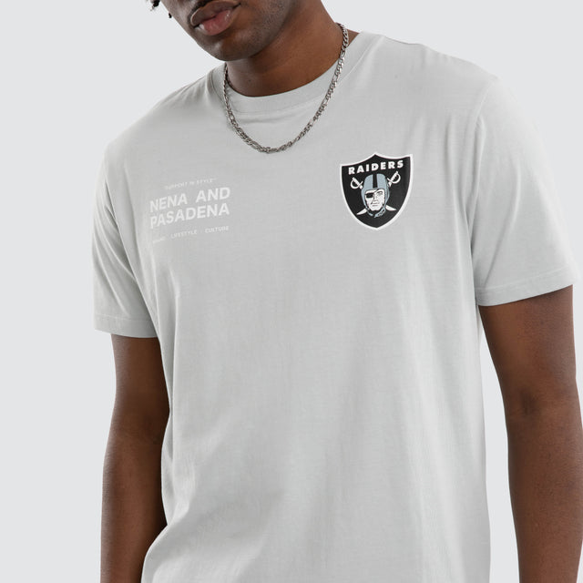 Model wears Las Vegas Raiders NFL Vertical Tee Silver T-Shirts Grey – image 3