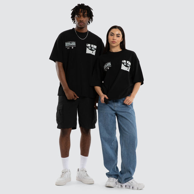 Model wears Las Vegas Raiders NFL Officials Tee Jet Black T-Shirts Black – image 3