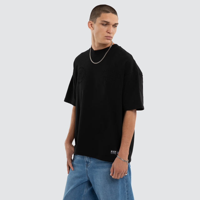 Model wears Las Vegas Raiders NFL Crest Tee Jet Black T-Shirts Black – image 5