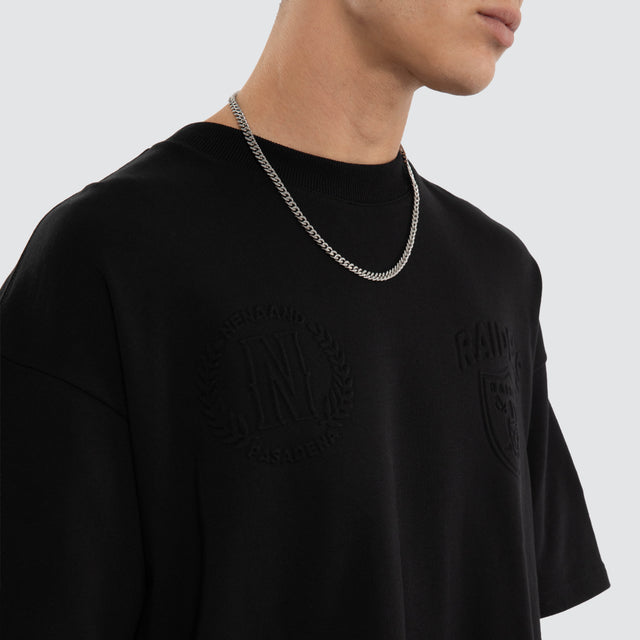 Model wears Las Vegas Raiders NFL Crest Tee Jet Black T-Shirts Black – image 4