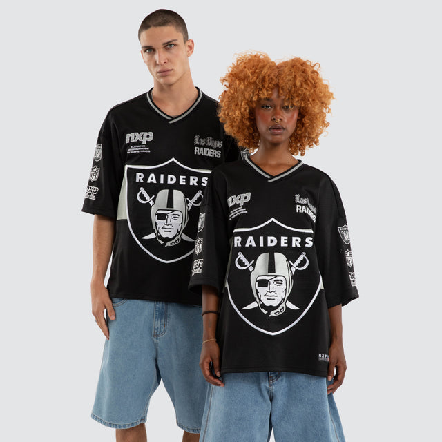 Model wears Las Vegas Raiders NFL Goal Mesh Tee Jet Black T-Shirts Black – image 1