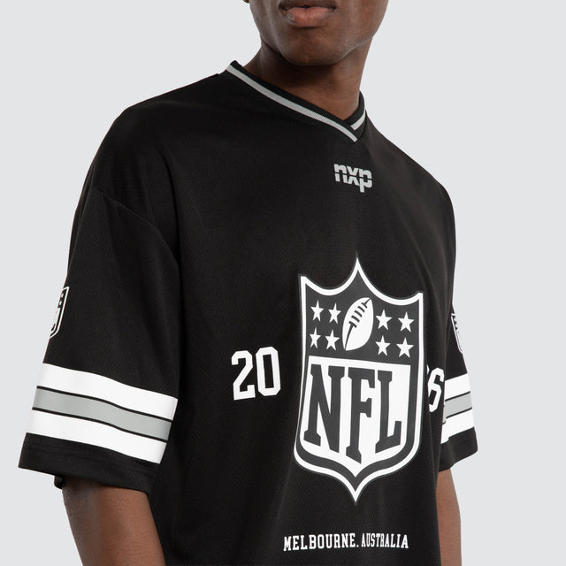 Model wears Melbourne City Mesh Jersey Jet Black Nena and Pasadena NFL Black – image 6