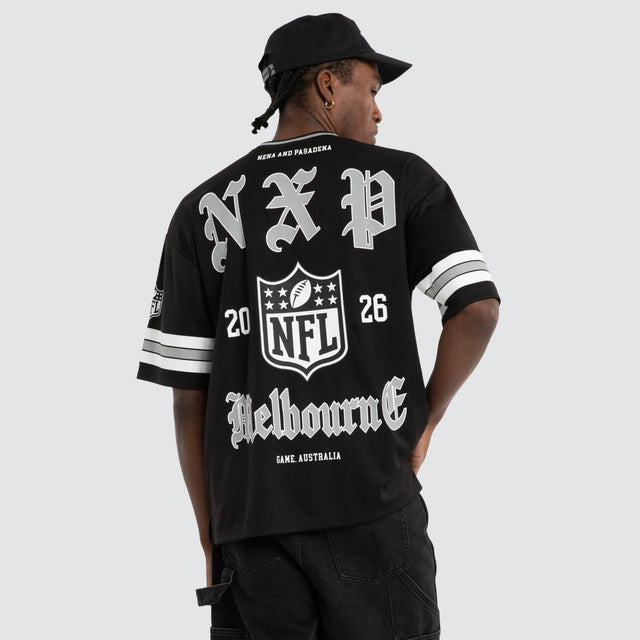Model wears Melbourne City Mesh Jersey Jet Black Nena and Pasadena NFL Black – image 7