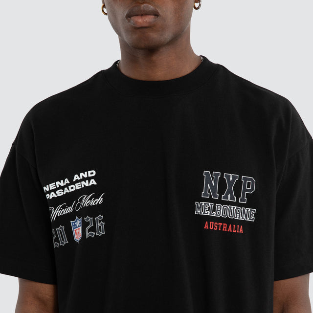 Model wears Melbourne City Raptor Tee Jet Black Nena and Pasadena NFL Black – image 5