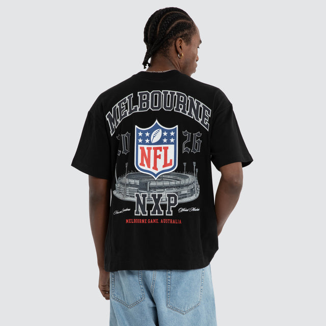 Model wears Melbourne City Raptor Tee Jet Black Nena and Pasadena NFL Black – image 6