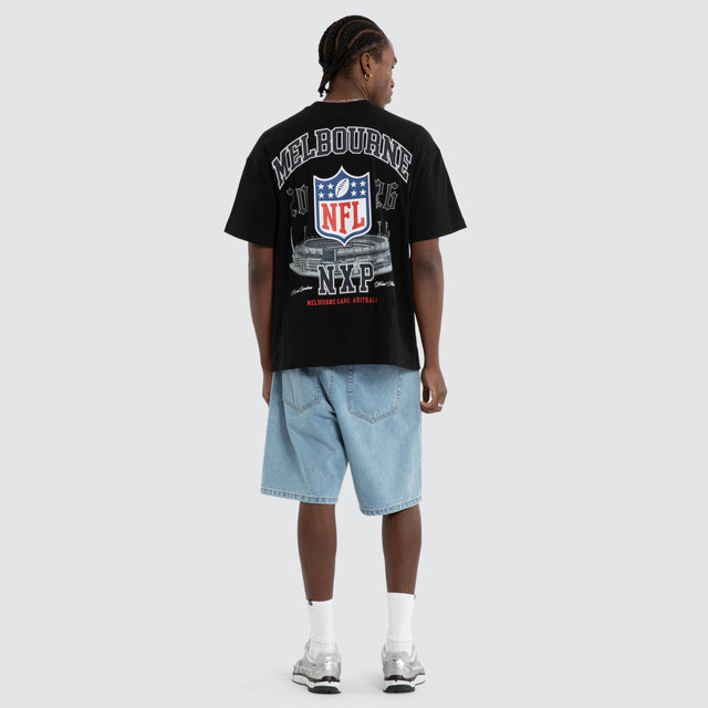 Model wears Melbourne City Raptor Tee Jet Black Nena and Pasadena NFL Black – image 7