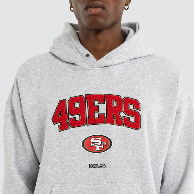 Model wears San Fransisco 49ers NFL Athletic Box Fit Hoodie Grey Marle Nena and Pasadena NFL Grey – image 6