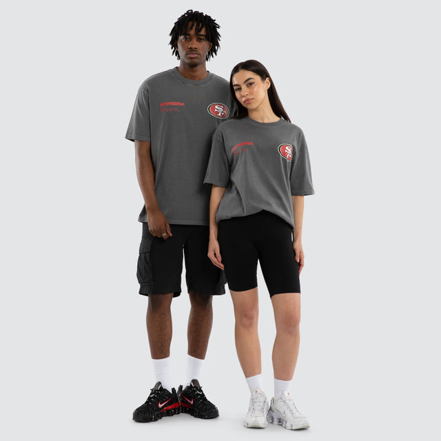 Model wears San Francisco 49ers NFL Driven Tee Pigment Charcoal T-Shirts Grey – image 1