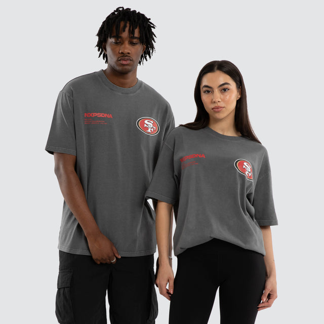 Model wears San Francisco 49ers NFL Driven Tee Pigment Charcoal T-Shirts Grey – image 4