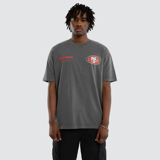 Model wears San Francisco 49ers NFL Driven Tee Pigment Charcoal T-Shirts Grey – image 3