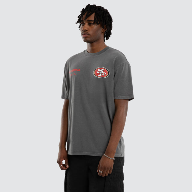 Model wears San Francisco 49ers NFL Driven Tee Pigment Charcoal T-Shirts Grey – image 6