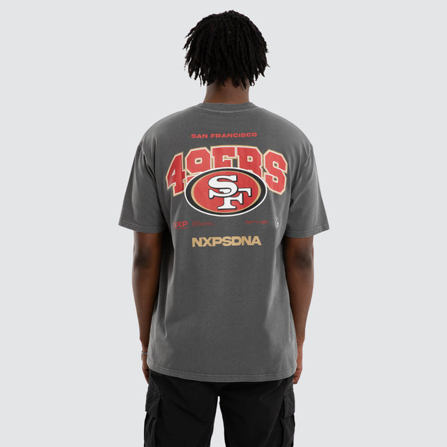 Model wears San Francisco 49ers NFL Driven Tee Pigment Charcoal T-Shirts Grey – image 2