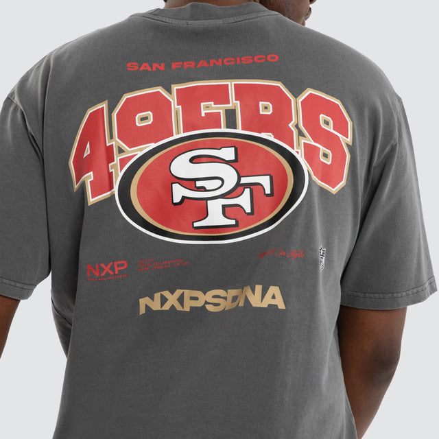 Model wears San Francisco 49ers NFL Driven Tee Pigment Charcoal T-Shirts Grey – image 7