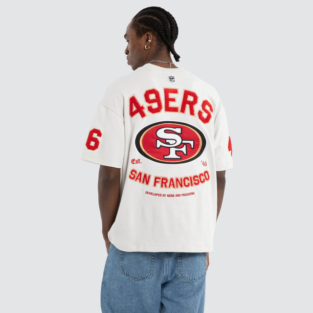 Model wears San Fransisco 49ers NFL Founded Loopback Tee Glacier Grey Nena and Pasadena NFL Grey – image 7