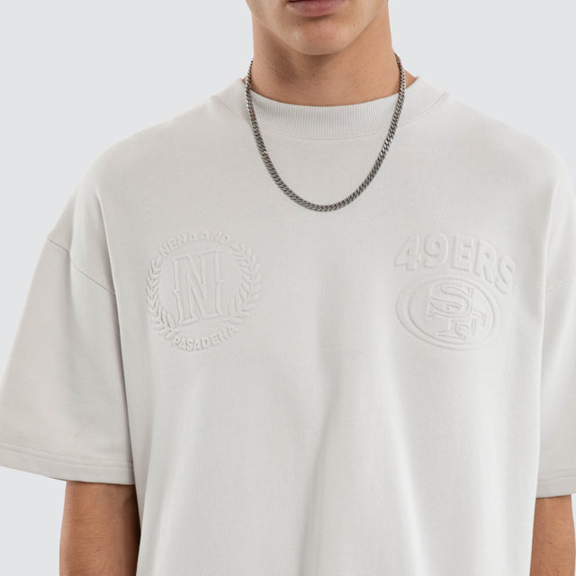 Model wears San Francisco 49ers NFL Crest Loopback Tee Glacier Grey T-Shirts Grey – image 5