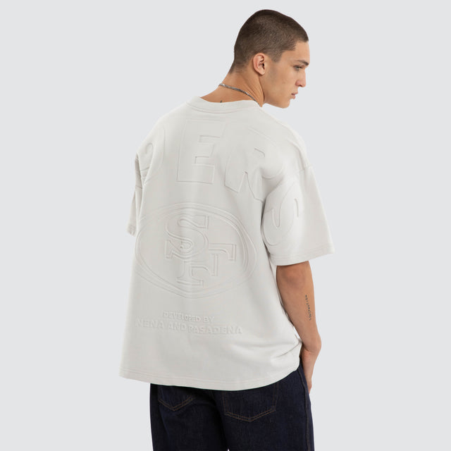 Model wears San Francisco 49ers NFL Crest Loopback Tee Glacier Grey T-Shirts Grey – image 3