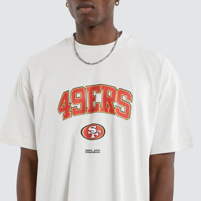 Model wears San Fransisco 49ers NFL Athletic Tee Glacier Grey Nena and Pasadena NFL Grey – image 6
