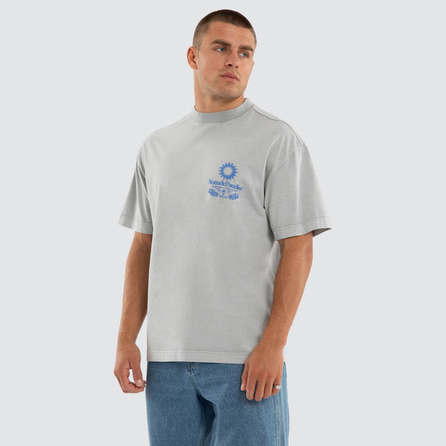 Model wears Marseille Street Tee Pigment Slate Grey T-Shirts Grey – image 3