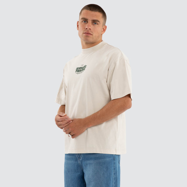 Model wears Current Street Tee Moonbeam T-Shirts Beige – image 4