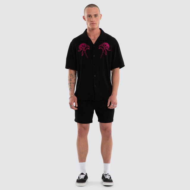 Model wears Coastal Linen Short Black Shorts Black – image 5