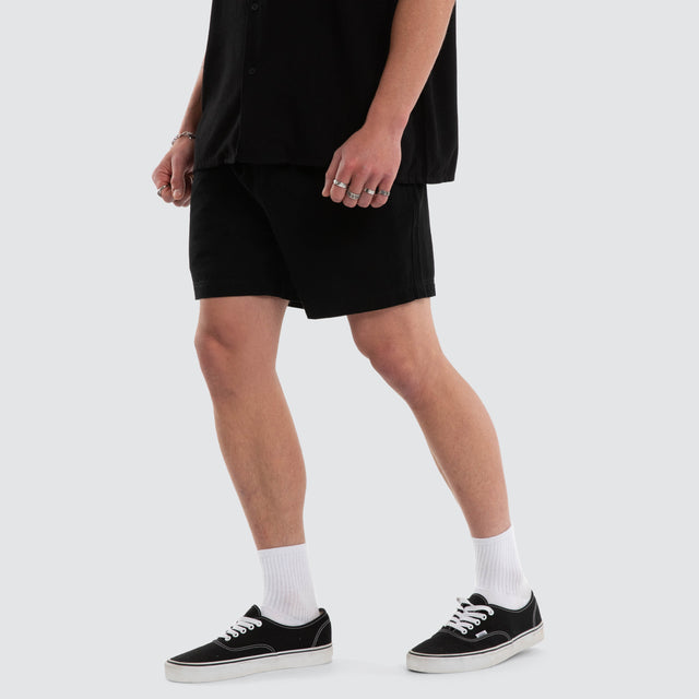 Model wears Coastal Linen Short Black Shorts Black – image 1