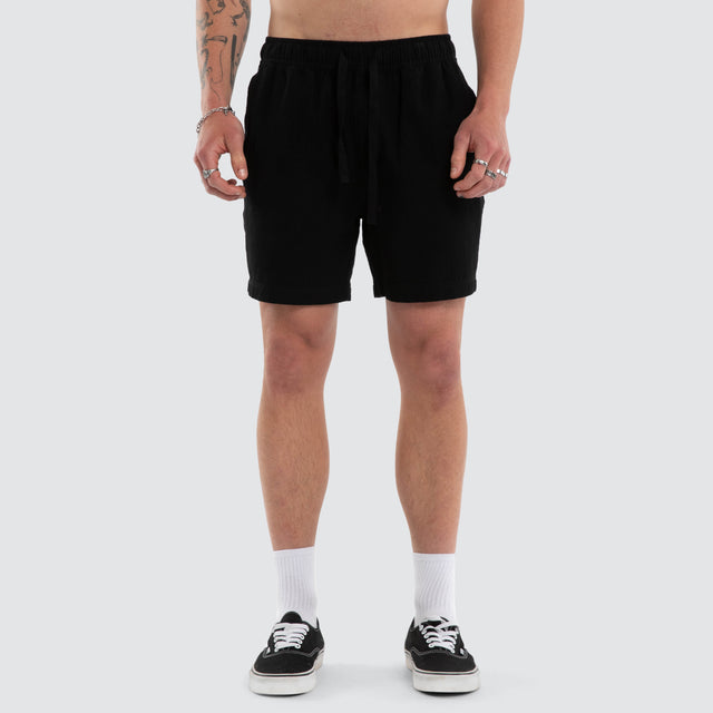 Model wears Coastal Linen Short Black Shorts Black – image 3