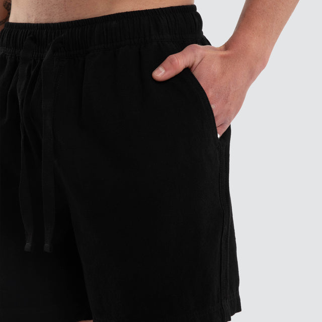 Model wears Coastal Linen Short Black Shorts Black – image 4