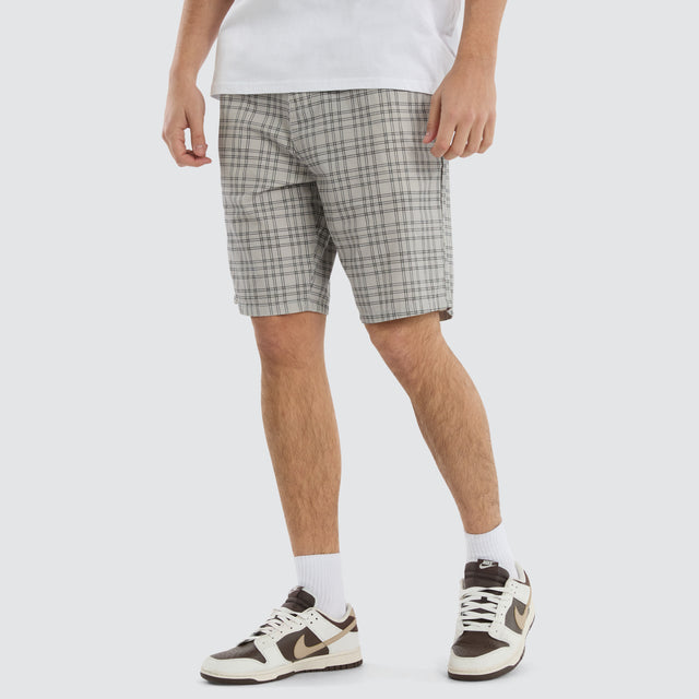 Model wears Delay Jort Grey Check Shorts Grey – image 1